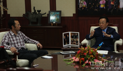 韩国庆尚北道知事金宽容(右)在办公室接受中国经济网记者采访。