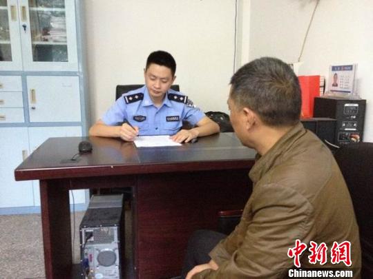警方正在对袁小清问询调查 警方供图 摄