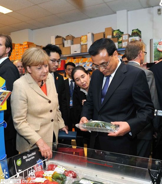 默克尔同李克强柏林逛超市