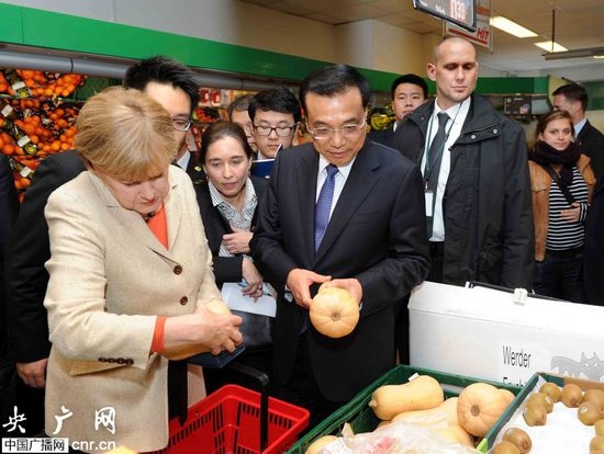 默克尔同李克强柏林逛超市