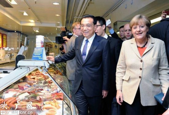 默克尔同李克强柏林逛超市