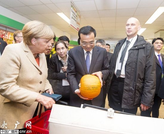 默克尔同李克强柏林逛超市