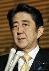 安倍晋三在官邸就经济产业相和法相的继任人事安排回答媒体提问(共同社).