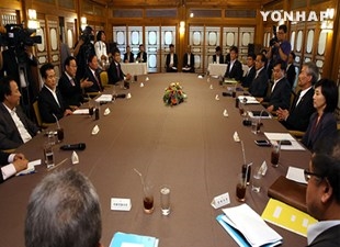 韩国青瓦台、政府和新国家党19日在韩国总理公馆举行非公开会晤,就公务员年金改革案事宜进行了商讨。