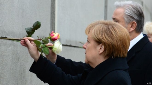 德国总理默克尔11月9日在纪念柏林墙倒塌25周年的活动上发表讲话说,这一事件向全世界昭示:梦想是可以实现的,没有什么可以一成不变。